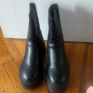 Qupid Black Chelsea Chunky Boot